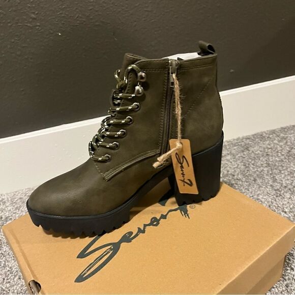 SEVEN7 Women's Flatiron Lug Sole Boots - Picture 10 of 14